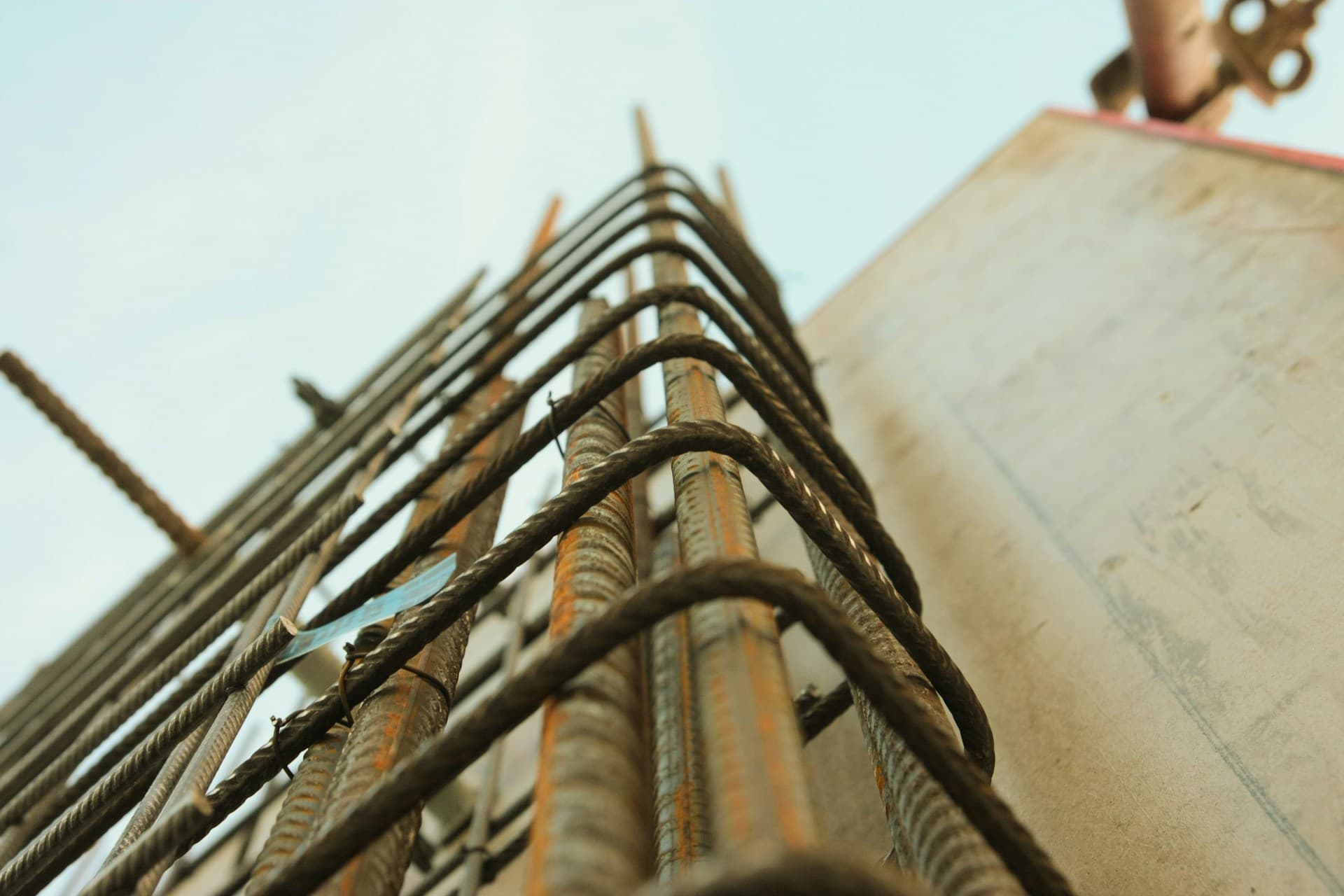 Estrutura de vergalhões em canteiro de obras